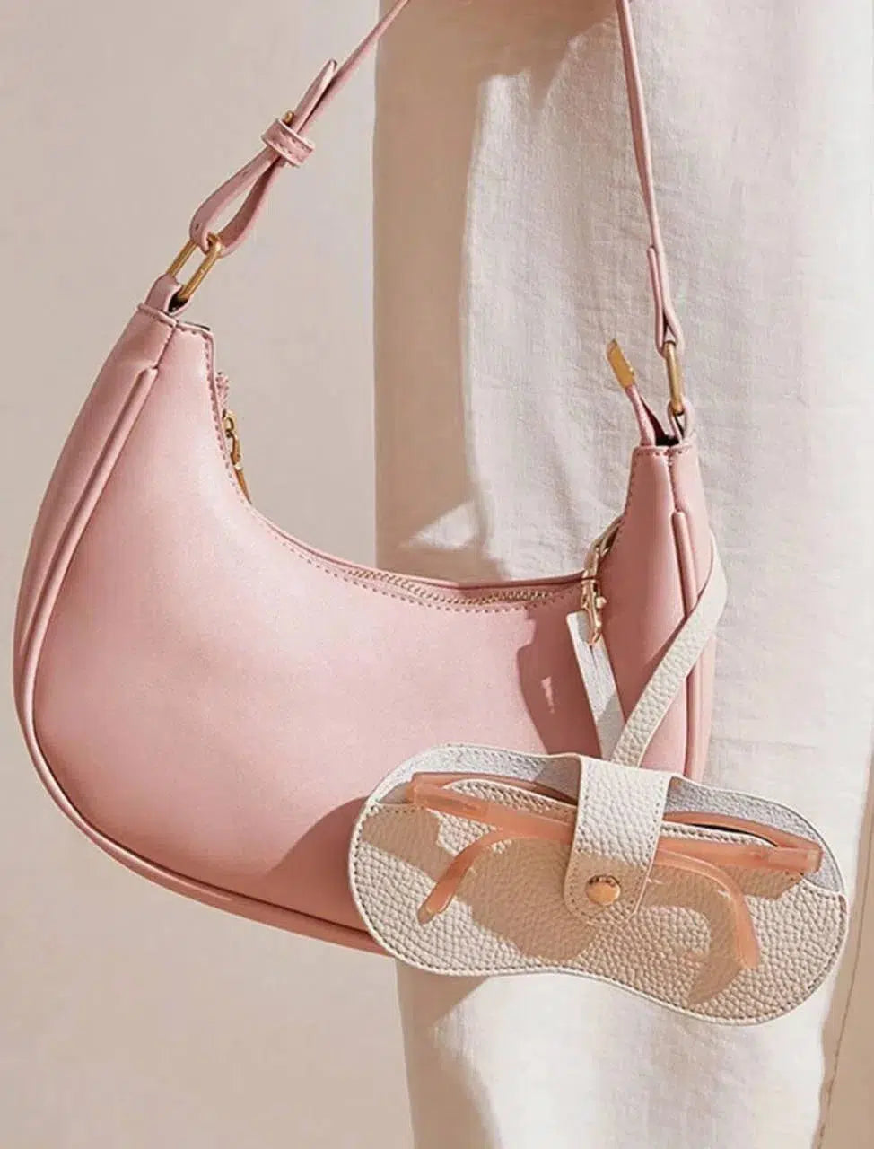 Case – Sleek compact design – Bag charm