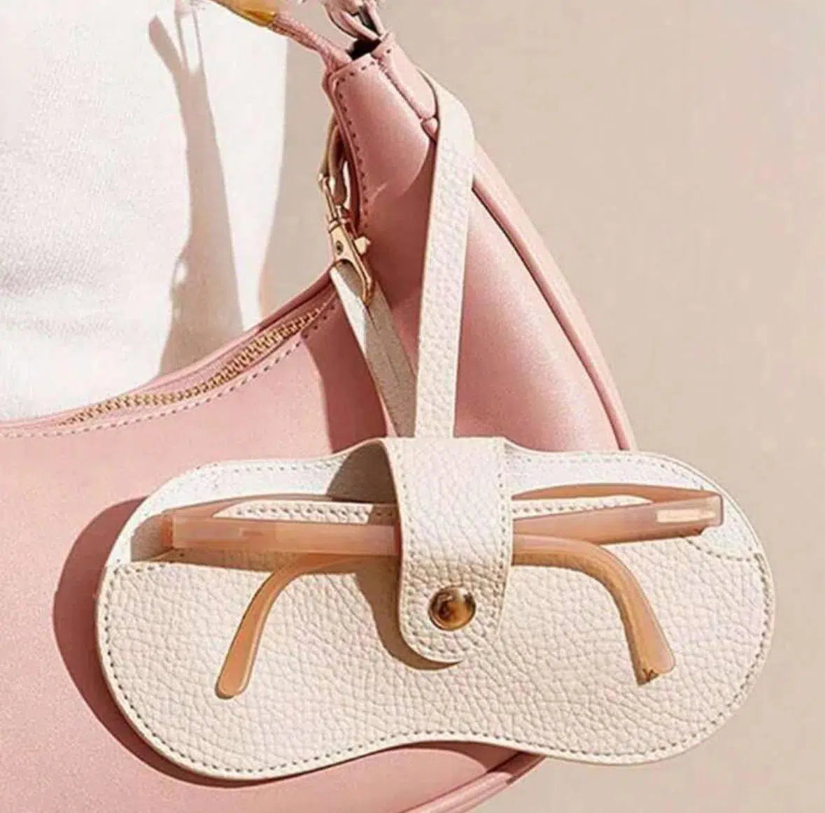 Case – Sleek compact design – Bag charm